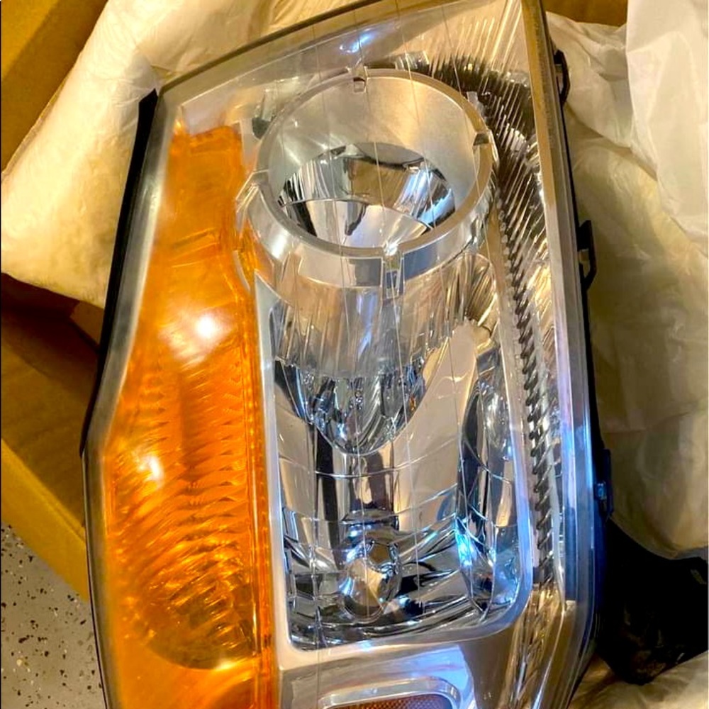 A pair of headlights for a Nissan Armada fits model 2010/2015 very good shape